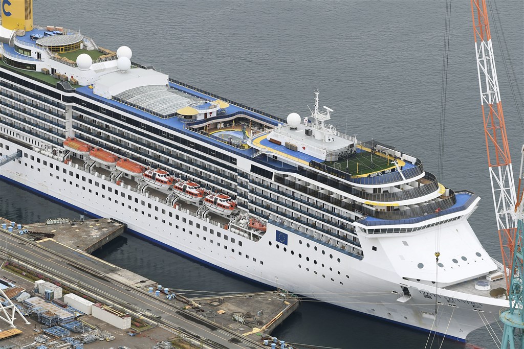 義大利歌詩達郵輪公司旗下的「歌詩達大西洋號」，因維修泊靠在日本長崎港，船上共計34人確診武漢肺炎。（共同社提供）