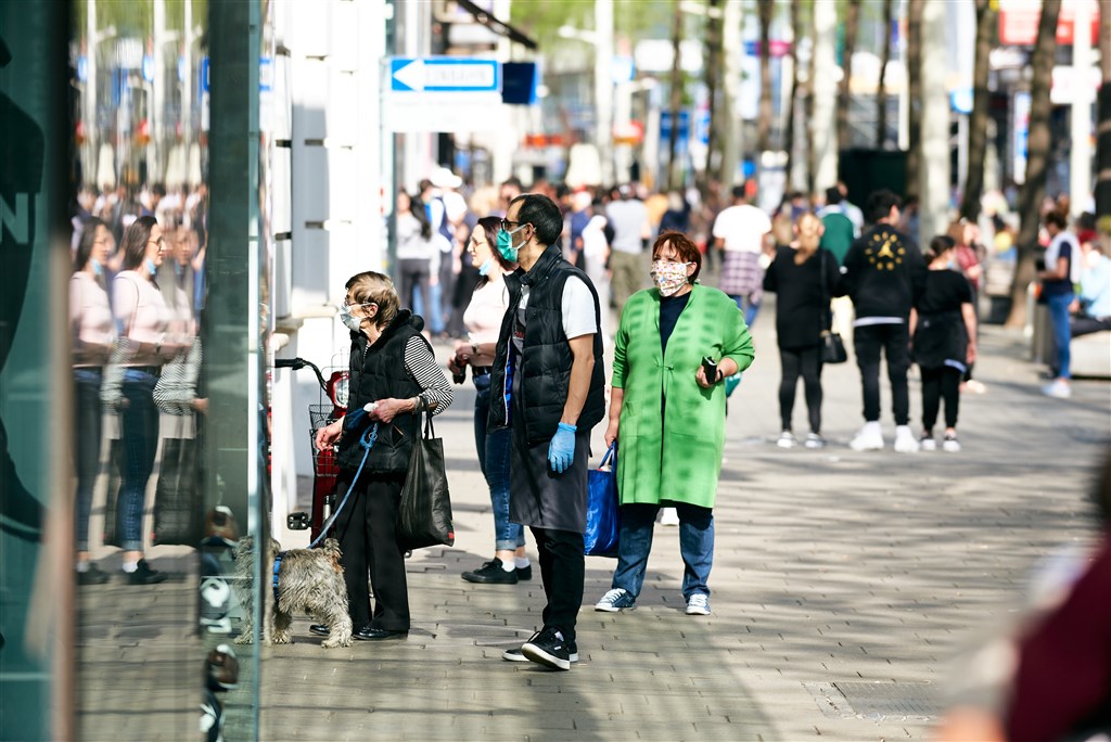 奧地利將於5月15日擴大鬆綁對抗疫情的封鎖措施,允許餐廳及咖啡店重新開業,並且恢復宗教儀式,民眾也紛紛上街採買。(安納杜魯新聞社提供)