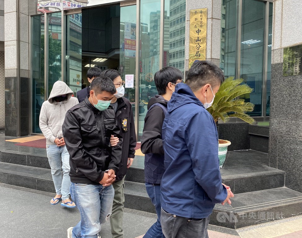 前香港銅鑼灣書店店長林榮基21日遭人潑漆,警方22日在高雄陸續逮捕3名犯嫌,並帶回台北市警察局中山分局偵訊,下午近4時移送台北地檢署複訊。中央社記者黃麗芸攝 109年4月22日