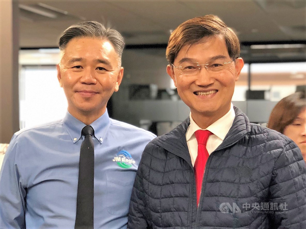 洛杉磯市長賈西迪(Eric Garcetti)22日感謝台裔企業家王文祥(左)夫婦捐款,幫助洛杉磯對抗疫情。圖右為洛杉磯經文處長朱文祥。(洛杉磯經文處提供)中央社記者林宏翰洛杉磯傳真 109年4月23日