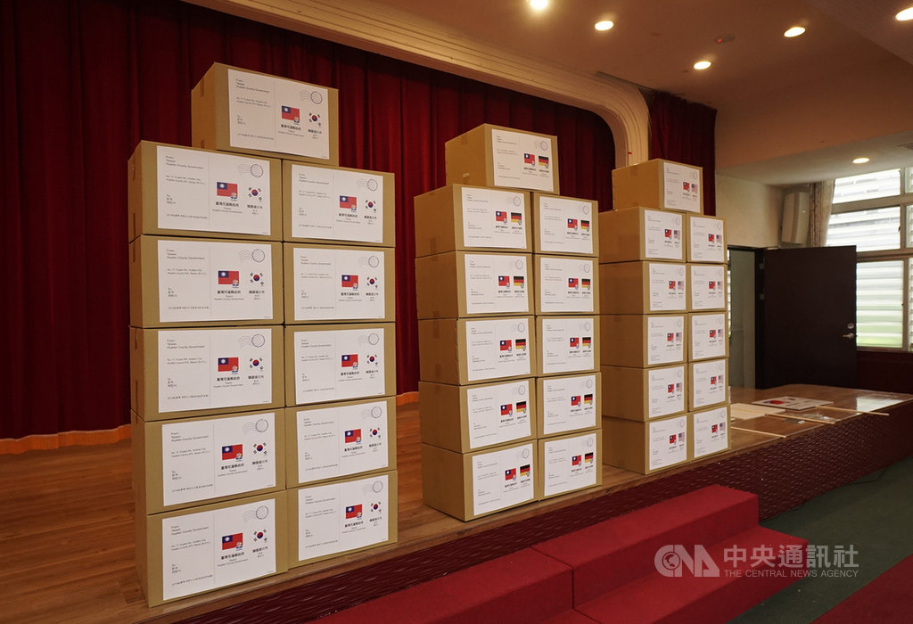 花蓮縣政府匯集9000個口罩套、1500個護目鏡及防護衣等防疫物資,近日將陸續寄送給德、韓、美3個姊妹市,協助姊妹市對抗疫情,度過難關。中央社記者張祈攝 109年4月23日