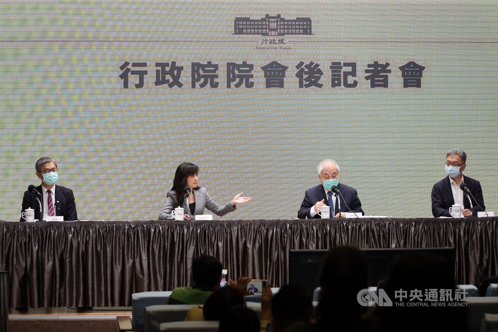 行政院會後記者會23日在新聞中心舉行,由發言人Kolas Yotaka(谷辣斯.尤達卡)(左2)主持,金管會副主委黃天牧(左)、主計總處主計長朱澤民(右2)、衛福部次長薛瑞元(右)出席說明政策。中央社記者鄭傑文攝 109年4月23日