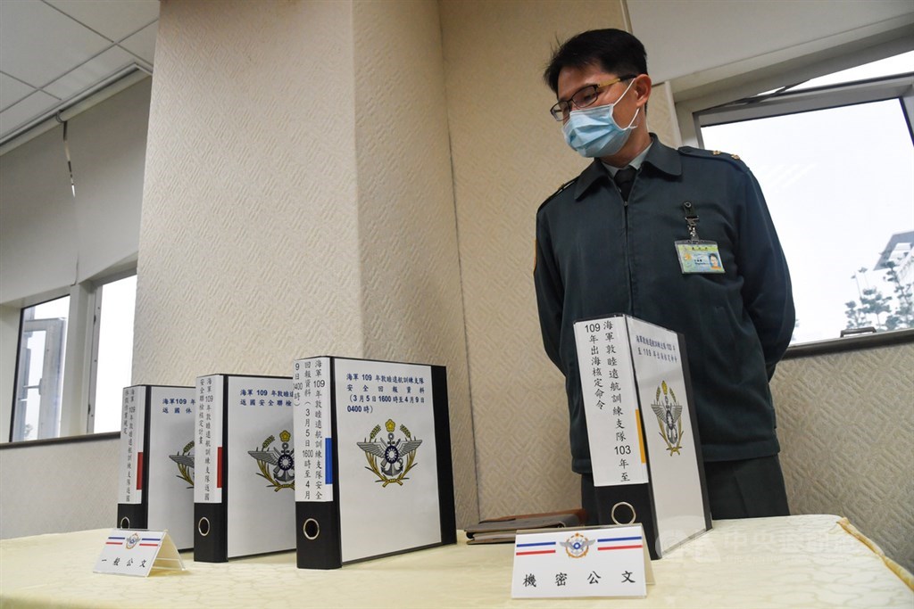 國防部23日召開記者會,說明海軍敦睦支隊遠訓染疫調查進度,擺出遠航訓練相關公文資料。中央社記者林俊耀攝 109年4月23日