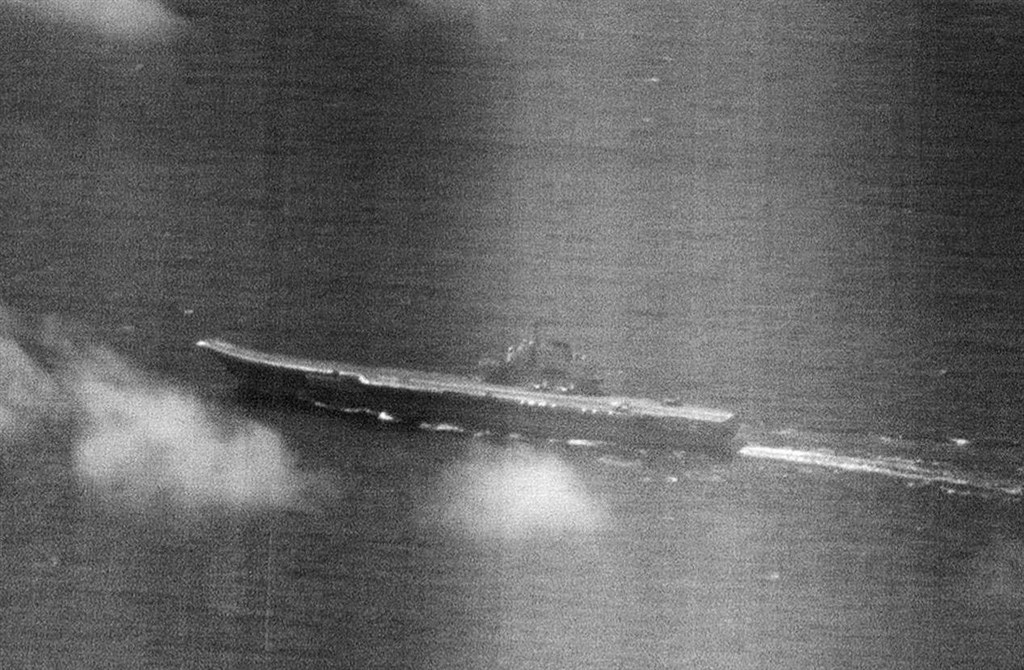 中共遼寧號航空母艦及所屬護衛兵力5艘22日結束南海航訓後,再次航經巴士海峽,國防部23日公布空軍拍攝的遼寧號空照圖。(國防部提供)