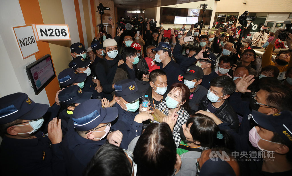 台北市都委會23日再度審議社子島開發案,反對區段徵收的社子島自救會要求應讓居民在審議會發言,並試圖進入審議會遞交陳情書,在會議室外與警方發生推擠。中央社記者張新偉攝 109年4月23日