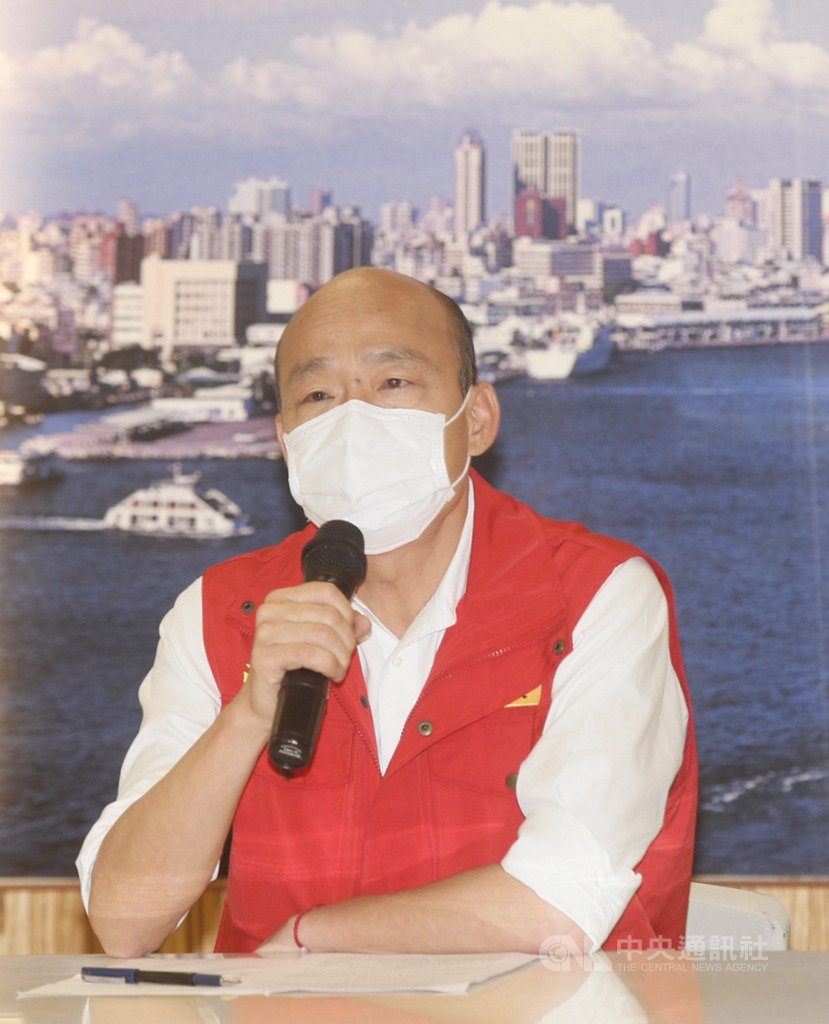 高雄市政府針對敦睦艦隊設籍高雄官兵進行疫調,原有24人不配合、51人未接電話等,市府原定23日下午5時前開罰。市長韓國瑜(圖)23日下午召開臨時記者會表示,感謝中央流行疫情指揮中心與國防部協助,全員下午4時前都已完成疫調,所以無開罰的問題。中央社記者董俊志攝 109年4月23日