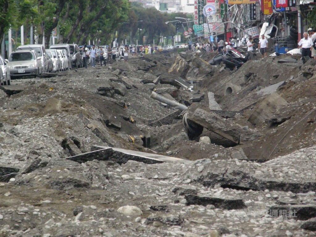 2014年發生的石化氣爆讓高雄遭遇重大災難,造成32人死亡、321人輕重傷。(中央社檔案照片)