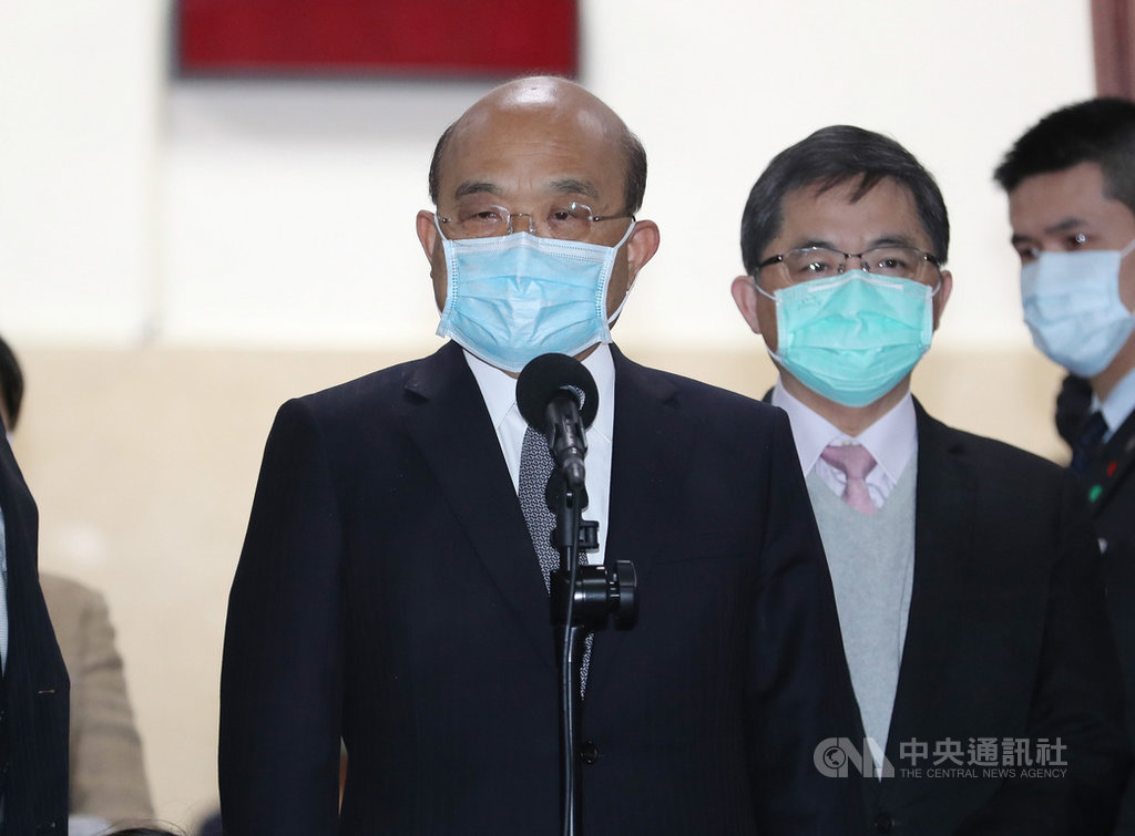 行政院長蘇貞昌(前)24日上午在立法院表示,台灣防疫作戰,目前疫情都還在控制範圍內,台灣也因有效控制疫情,「台灣模式」備受各國肯定。中央社記者張皓安攝 109年4月24日