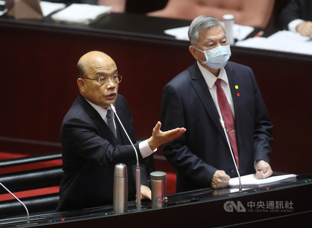 行政院長蘇貞昌(左)24日在立法院,對立委質詢誰有權下令封城一事表示,應該以中央流行疫情指揮中心為準,且應該是全國一致。右為經濟部長沈榮津。中央社記者張皓安攝 109年4月24日