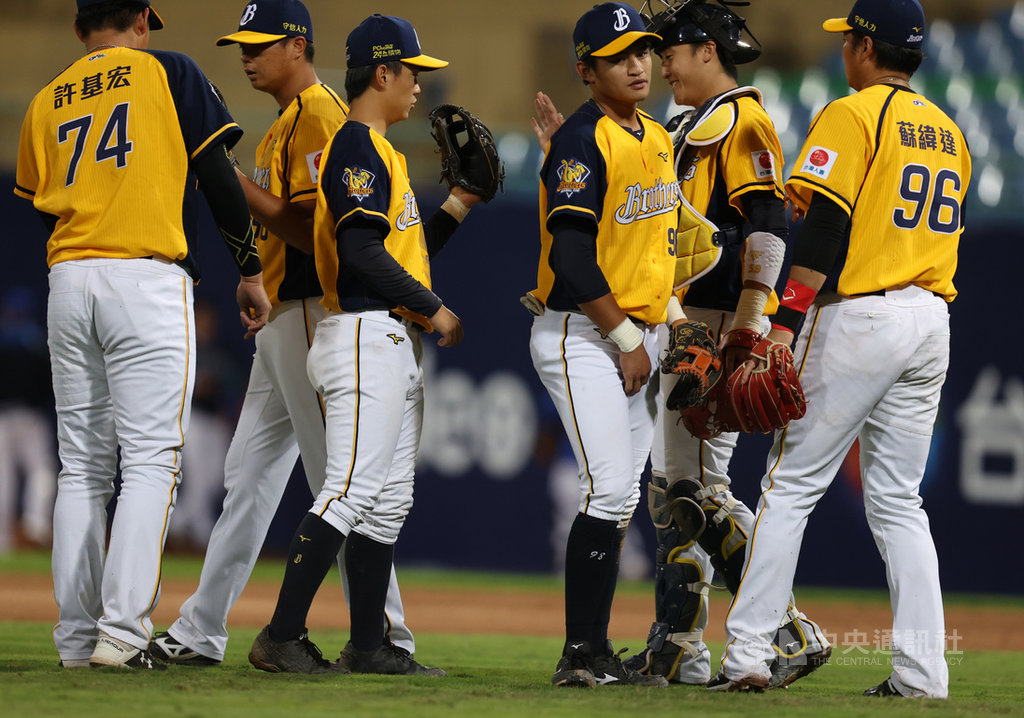 中華職棒中信兄弟隊(圖)24日打線終於回神,先發9棒都敲安打,全場21安攻勢串聯,終場以11比0擊敗富邦悍將隊,也中止近期2連敗。中央社記者張新偉攝 109年4月24日