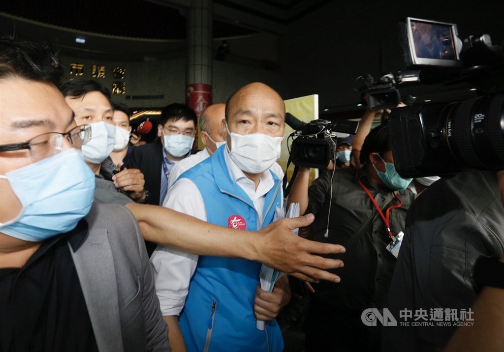 高雄市長韓國瑜(中)強調,研擬的所有防疫完全是基於保護全體市民健康,並沒有其他想法,他盡心盡力防疫卻遭無情抹黑,「超乎我們的想像」。(中央社檔案照片)