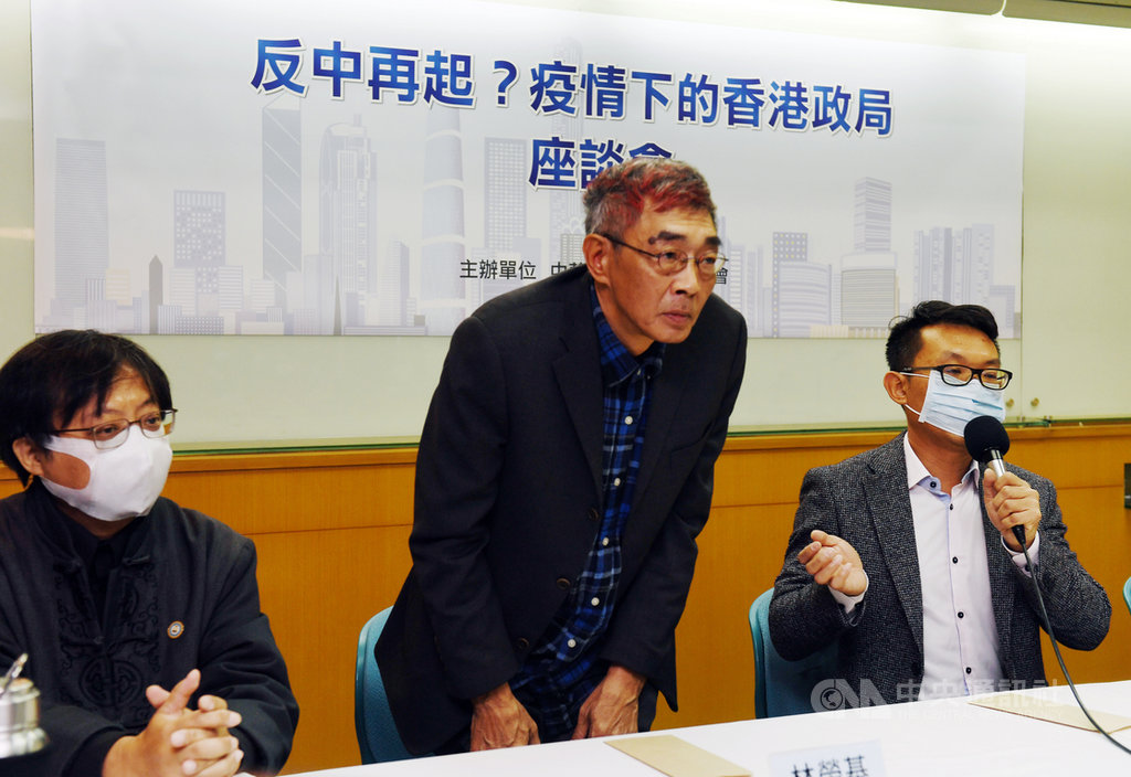 前香港銅鑼灣書店店長林榮基(中)24日上午到台大校友會館,出席中華亞太菁英交流協會舉辦的「反中再起?疫情下的香港政局」座談會。中央社記者施宗暉攝 109年4月24日