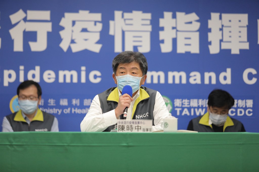 中央流行疫情指揮中心指揮官陳時中(中)24日重申,感染者和接觸者都是無罪的,磐石艦引發社會不安,「好像都他們害的」,但心慌無助防疫。(中央流行疫情指揮中心提供)中央社 109年4月24日