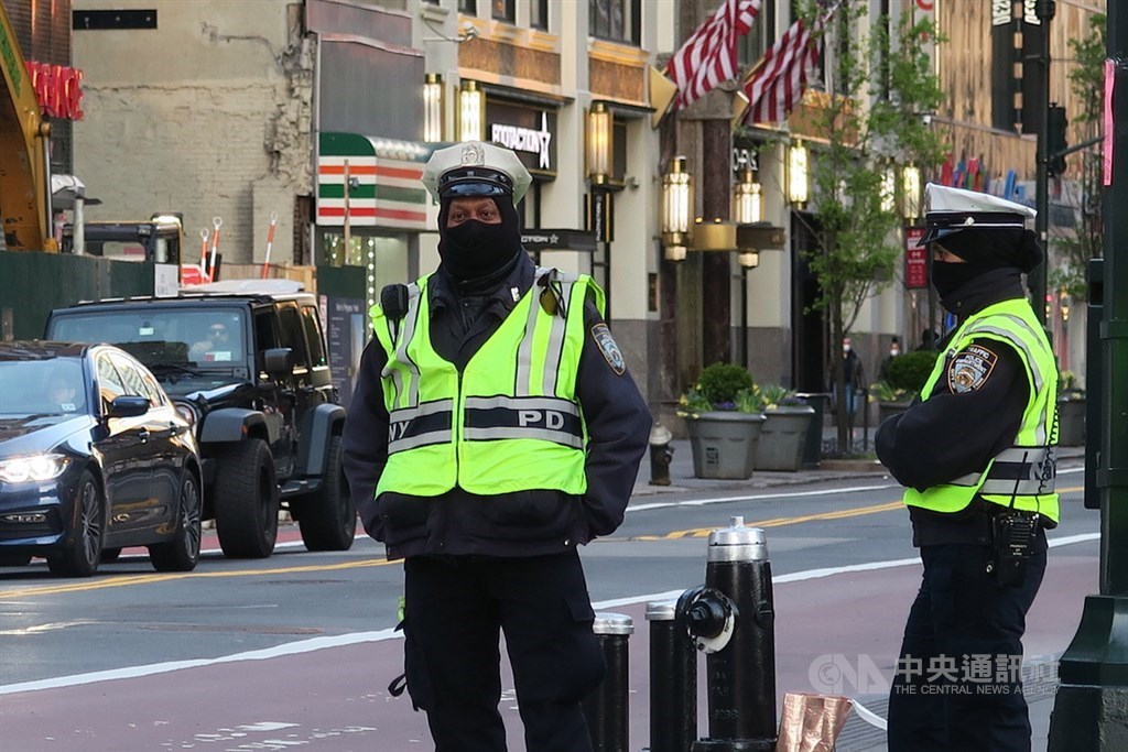 紐約州政府加強防疫,4月中要求民眾在無法保持6英尺(約183公分)距離的公共場合以口罩等方式遮住口鼻。圖為紐約市員警執勤時以頭套罩住口鼻。中央社記者尹俊傑紐約攝 109年4月19日
