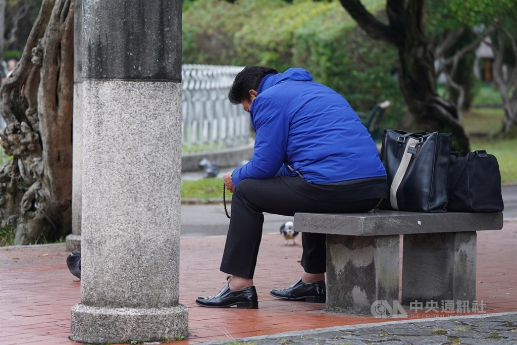 受疫情影響,勞動部24日表示,全台有804家事業單位、1萬8265人實施減班休息,再創10年來新高。(示意圖/中央社檔案照片)