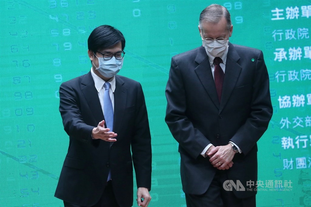 因應2019冠狀病毒疾病(COVID-19,武漢肺炎)疫情延燒,行政院及美國在台協會(AIT)24日舉辦記者會,宣布合作發起「台美防疫松(cohack)」活動,行政院副院長陳其邁(左)與AIT處長酈英傑(Brent Christensen)(右)出席說明。中央社記者吳家昇攝 109年4月24日