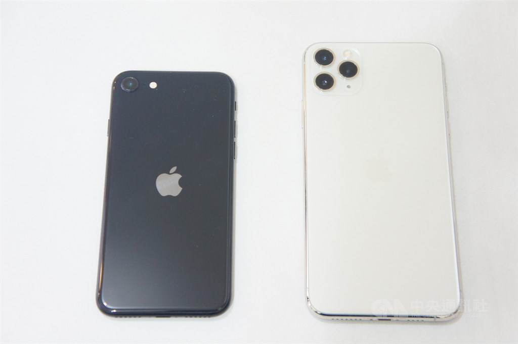 4.7吋的iPhone SE新機(左)24日開賣,與6.5吋的iPhone 11 Pro Max(右)相比,iPhone SE新機顯得更小巧。中央社記者吳家豪攝 109年4月24日