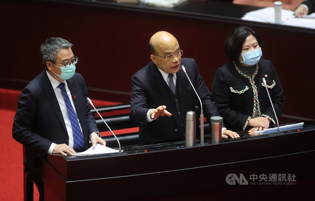 國民黨立委蔣萬安24日在立法院質詢時指出,未投保勞保的民眾無法申請勞工生活補貼,一刀切投保薪資新台幣2.4萬元為基準也有爭議,行政院長蘇貞昌(中)表示,「不是故意去設門檻、加條件」,讓本來就該被紓困的國人同胞領不到,「不合理的話,我們來改」。中央社記者張皓安攝 109年4月24日