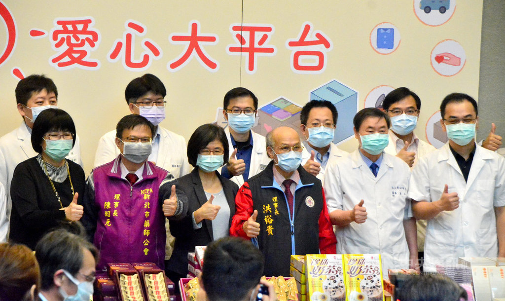 新北市政府社會局長張錦麗(前排左1)、衛生局長陳潤秋(前排左3)24日與新北市藥師公會理事長陳昭元(前排左2)、新北市藥劑生公會理事長洪裕貴(前排左4)等人合影,表達協助防疫販售口罩的敬意。中央社記者黃旭昇新北攝 109年4月24日