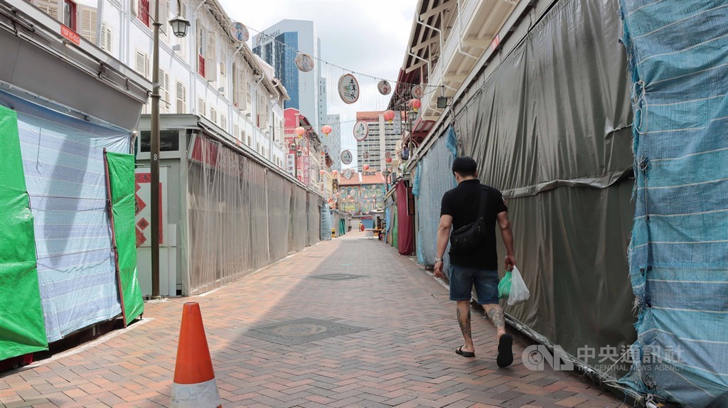 新加坡政府執行嚴格的社交安全距離,凡非必要服務場所都關閉1個月,原本人潮聚集的牛車水顯得泠清,商家多半大門深鎖,偶有路人經過。中央社記者黃自強新加坡攝 109年4月9日