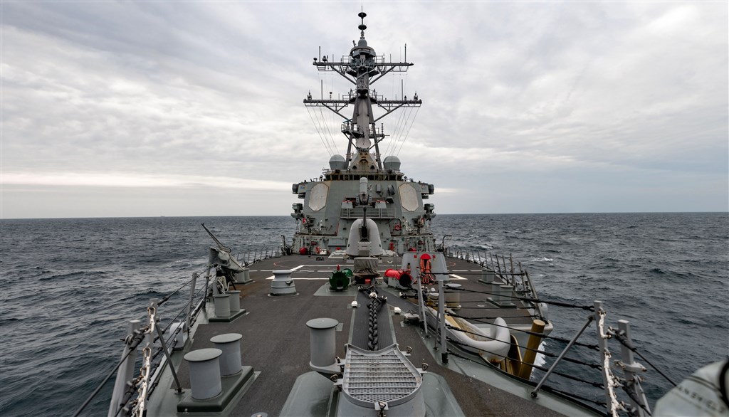 美軍太平洋艦隊驅逐艦貝瑞號23日航經台灣海峽執行一般航行任務。(圖取自twitter.com/USPacificFleet)