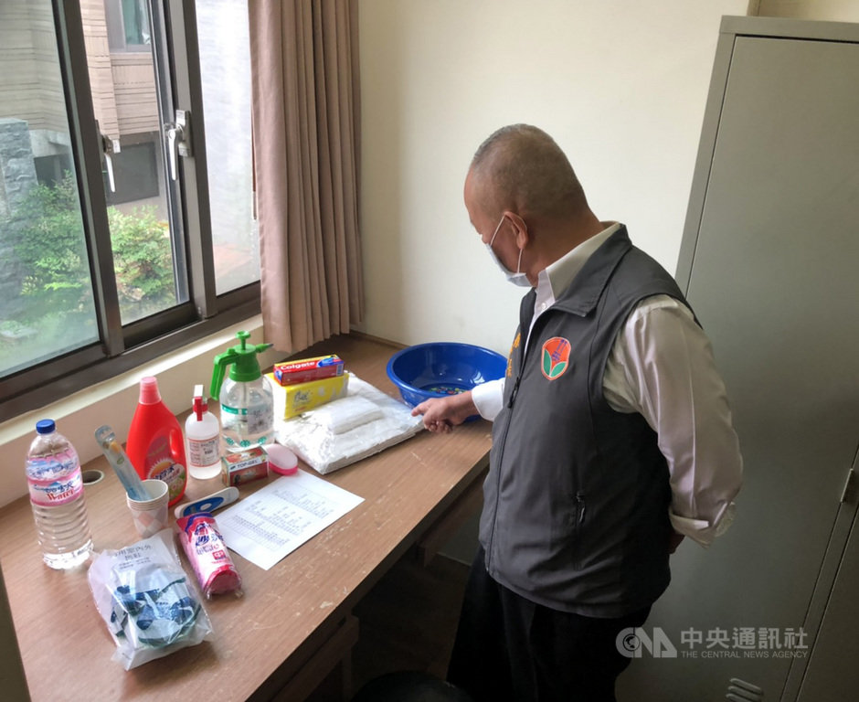因應武漢肺炎(2019冠狀病毒疾病,COVID-19)疫情,苗栗縣長徐耀昌24日前往京元電子委託人力公司管理的移工宿舍,視察居家檢疫防疫情形。中央社記者管瑞平攝 109年4月24日