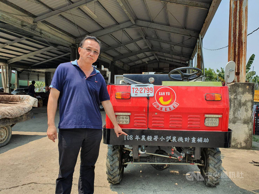 屏東蕉農余致榮擴大香蕉種植面積,他指著搬運車上印著的「農糧署小型農機計畫補助」字樣說,相較小農,大農比較有門路申請補助、開發通路,這促使他擴大為集貨商、往農企業方向走的原因。中央社記者郭芷瑄攝 109年4月25日