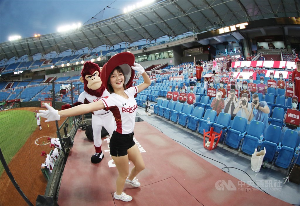 受2019冠狀病毒疾病(COVID-19,俗稱武漢肺炎)影響,中華職棒今年球季賽事採閉門開打,樂天桃猿隊特別推出「新10號隊友計畫」,在觀眾席上增設假人與加油人形看板,與啦啦隊樂天女孩一起為選手加油打氣。中央社記者張新偉攝 109年4月18日