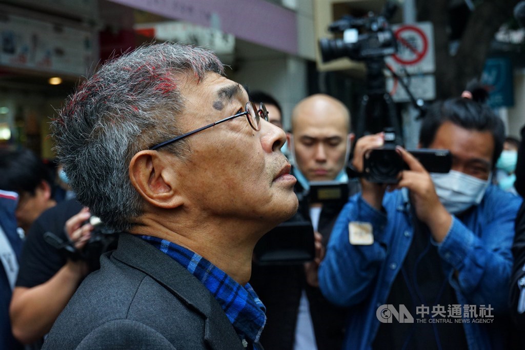 香港銅鑼灣書店前店長林榮基(前)日前遭潑漆,位於台北中山區的書店25日上午正式開幕,林榮基頭髮上還留有紅漆。中央社記者王騰毅攝 109年4月25日
