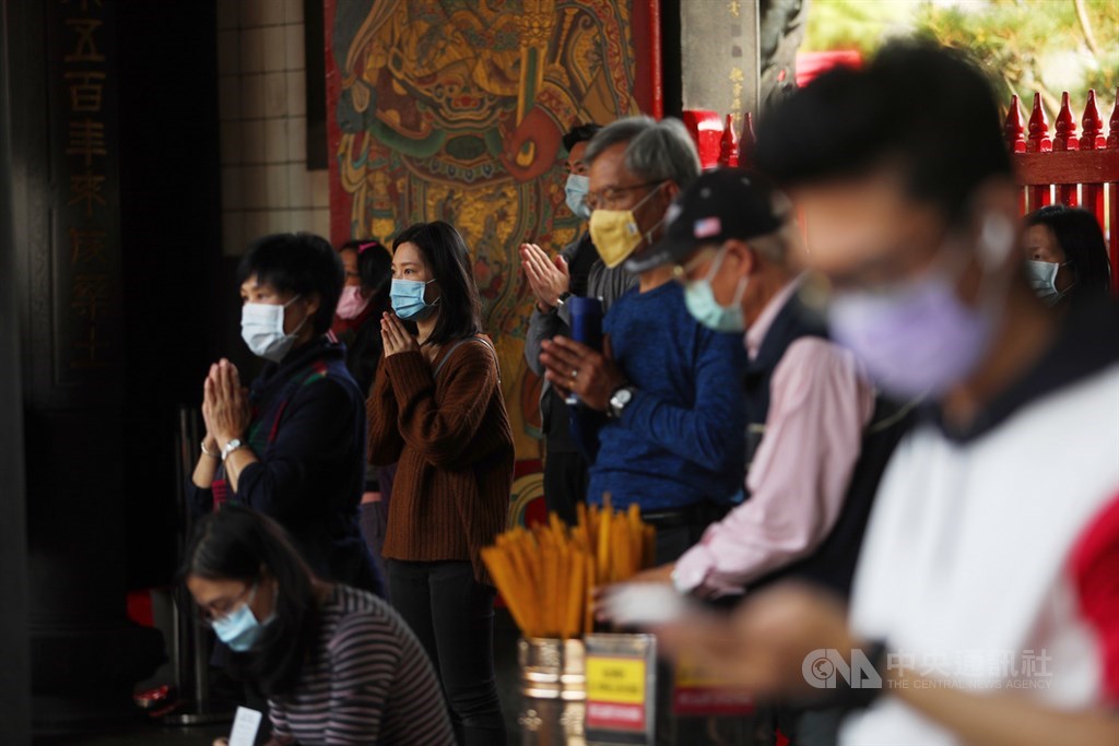副總統陳建仁24日與約翰霍普金斯大學學者視訊對談時表示,沒有國家能獨立對抗疾病大流行,台灣願意也正積極與各國合作共同對抗疫情,創造三贏。圖為龍山寺實施防疫管制,民眾需戴口罩才能入內參拜。中央社記者王騰毅攝 109年4月10日