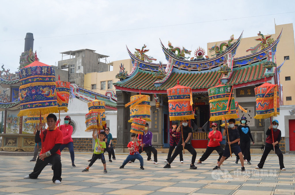 澎湖縣文化局配合文化旅遊年，推出媽宮傳統民俗技藝系列活動，其中「踏涼傘」25日在馬公東甲北極殿前率先登場，不少民眾一起體驗踏涼傘的步法與套路，深入了解傳統文化。中央社　109年4月25日