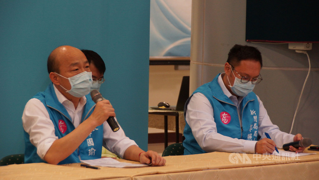 高雄市長韓國瑜(左)25日在衛生局主持武漢肺炎(2019冠狀病毒疾病,COVID-19)防疫記者會表示,24日晚間起率全國之先重啟轄內春安工作,整合義警等民力加強巡邏路檢維護治安,唯一目標是要讓市民在嚴峻的防疫期間,仍擁有安全的環境。中央社記者程啟峰高雄攝 109年4月25日