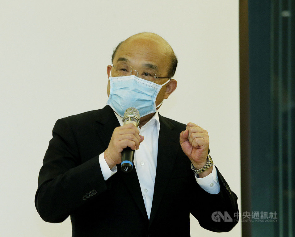 媒體報導,台北市長柯文哲稱口罩販賣機不會被口罩3.0打敗,因為超商口罩3.0版每次還要扣新台幣7元。行政院長蘇貞昌(圖)25日表示,這沒有誰勝誰負的問題,為讓民眾更方便取得口罩,政府一直研發新方式,地方政府有好的方式也很好。中央社記者郭日曉攝 109年4月25日