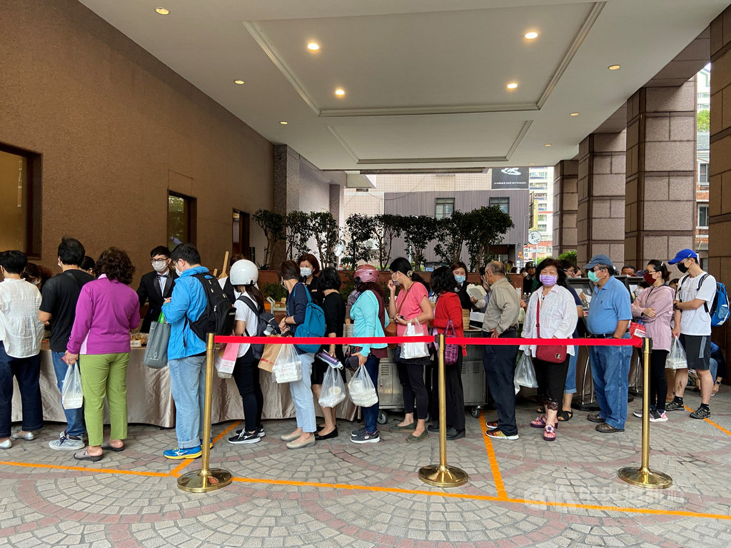 2019冠狀病毒疾病(COVID-19,俗稱武漢肺炎)疫情重創觀光等產業,高雄多家旅宿、酒店和餐飲等業者紛紛轉外賣便當因應,民眾大排長龍搶購。中央社記者陳朝福攝 109年4月26日