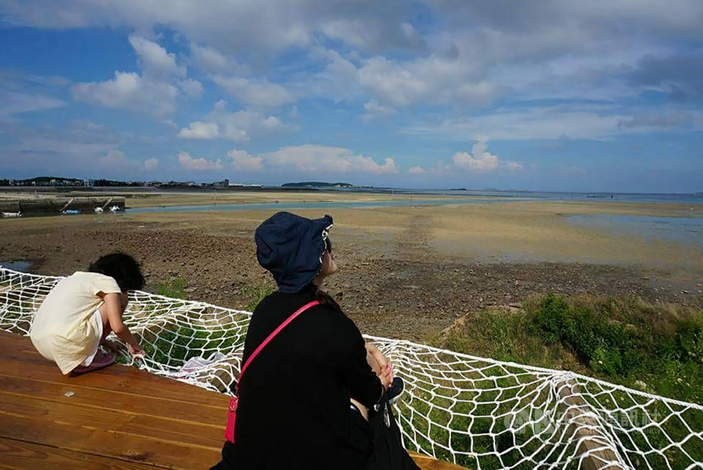澎湖縣政府表示,旅遊處與文化局自4月起共同推動「澎湖文化旅宿」活動,鼓勵旅宿業者一同營造文化旅遊的氛圍,透過旅宿住宿環境布置規劃、旅遊行程的設計、理念的傳達。中央社 109年4月26日
