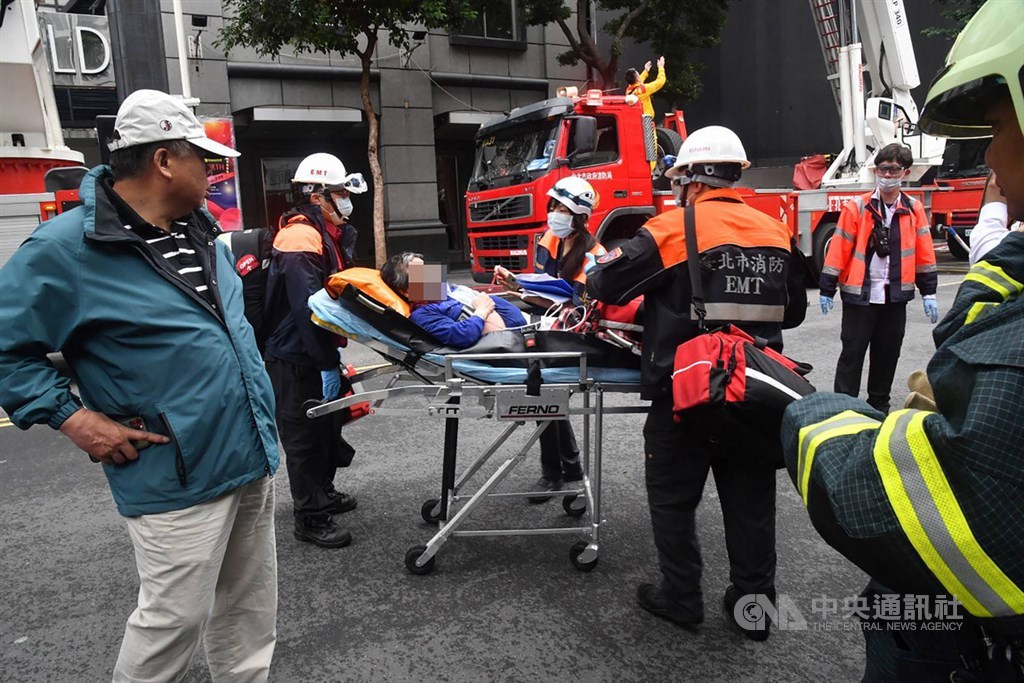 台北市林森北路錢櫃KTV26日上午驚傳火警,台北市消防局派53車139人馳援,並陸續救出民眾送醫。中央社記者林俊耀攝 109年4月26日
