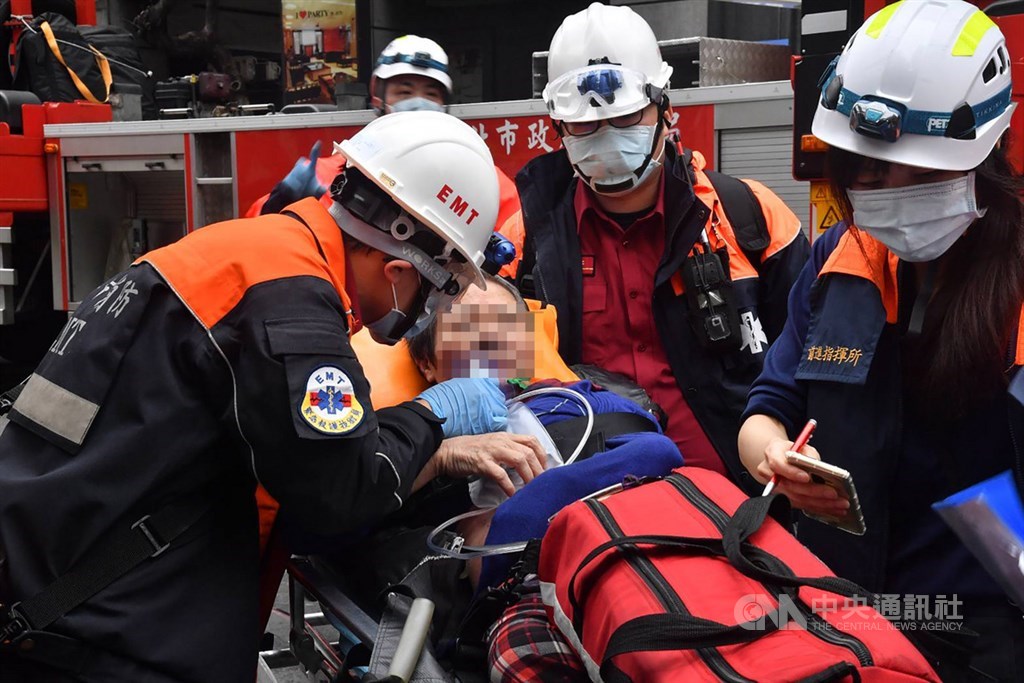 台北市林森北路錢櫃KTV26日上午驚傳火警,台北市消防局派53車139人馳援,並陸續救出民眾送醫,詳細起火原因待後續調查釐清。中央社記者林俊耀攝 109年4月26日