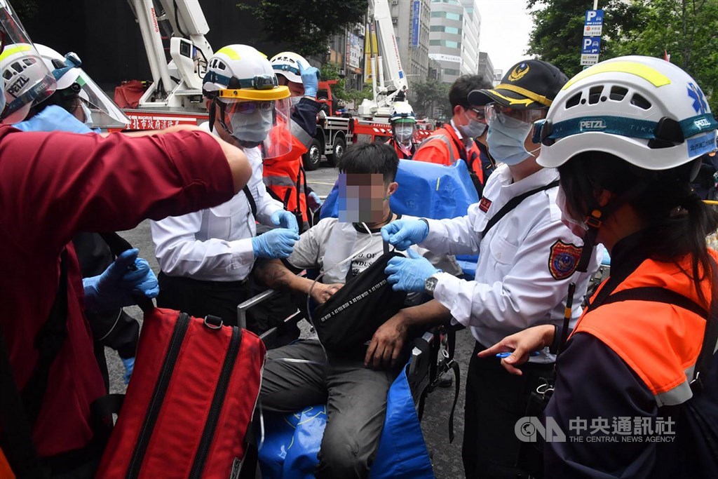 台北市林森北路錢櫃KTV26日上午驚傳火警,台北市消防局派53車139人馳援,並陸續救出民眾送醫,火勢約於11時30分撲滅。中央社記者林俊耀攝 109年4月26日