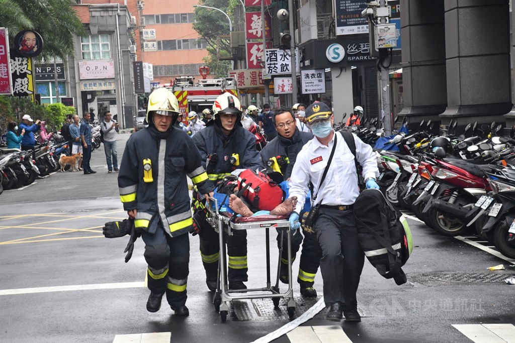 台北市林森北路錢櫃KTV26日上午驚傳火警,台北市消防局派員馳援,除疏散民眾外並陸續將救出民眾送醫。中央社記者林俊耀攝 109年4月26日