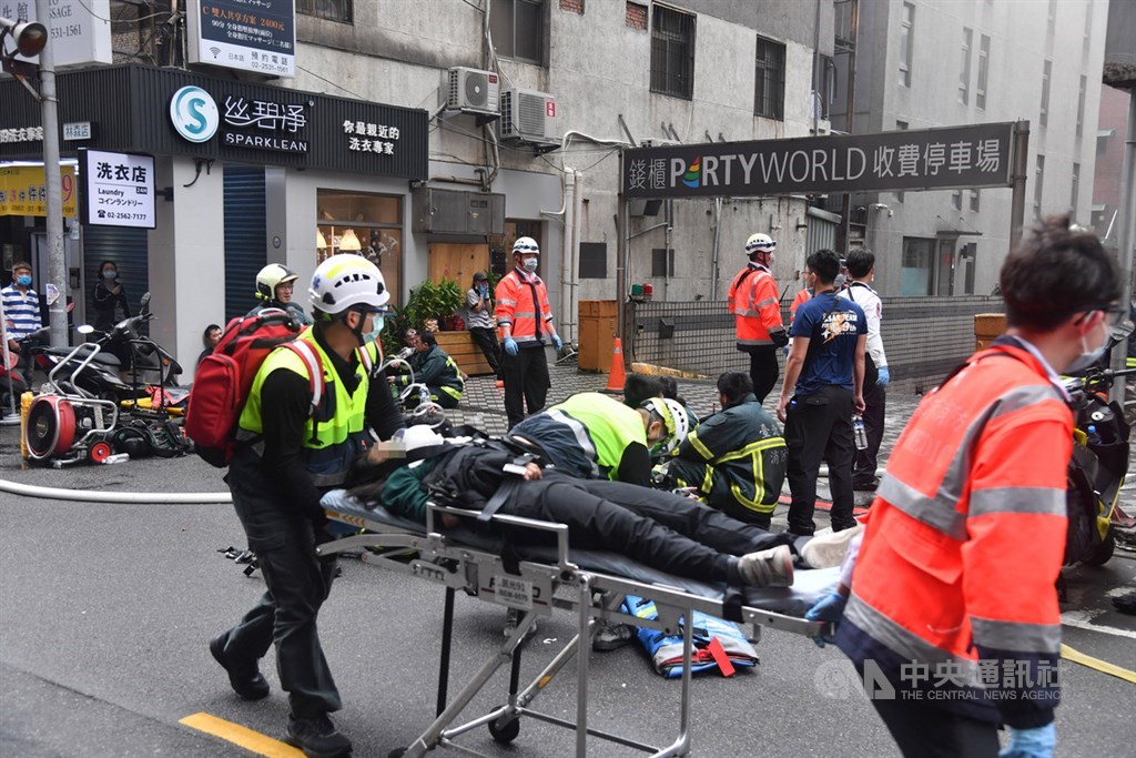 台北市林森北路錢櫃KTV26日上午驚傳火警,台北市消防局派員馳援,陸續將救出民眾送醫,並逐層搜索確認是否還有受困者。中央社記者林俊耀攝 109年4月26日