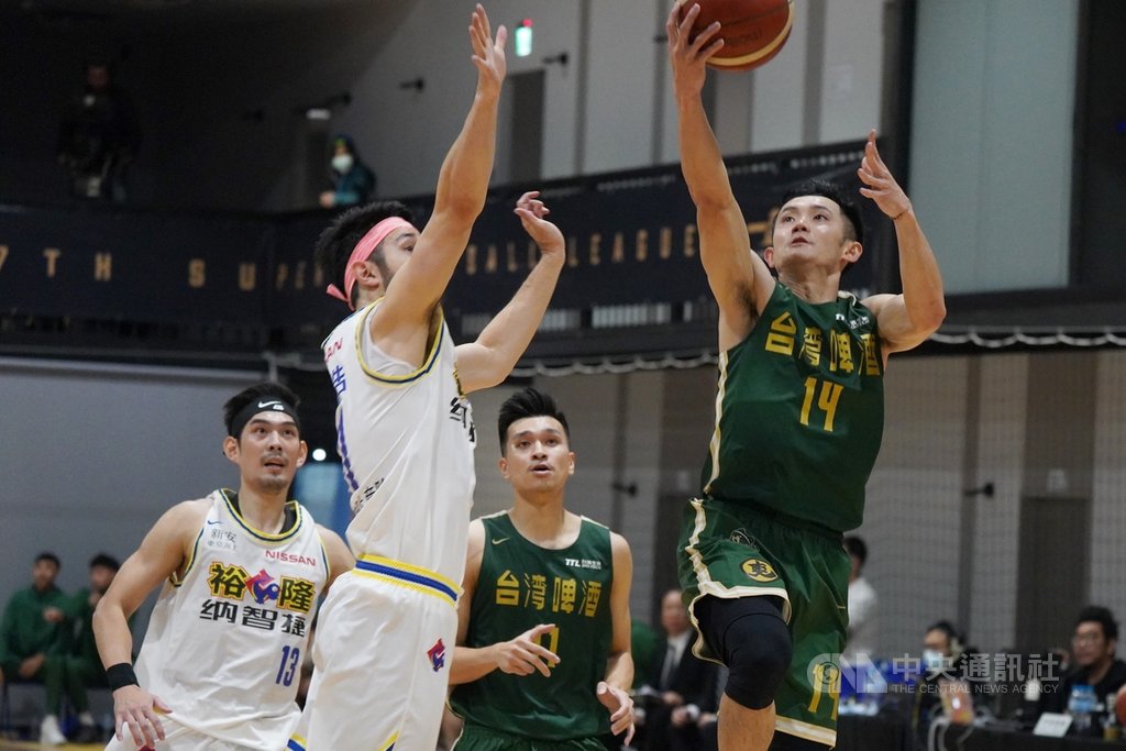 第17季超級籃球聯賽(SBL)總冠軍系列賽26日來到第4戰,台灣啤酒蔣淯安(前右)全場貢獻19分,助隊以90比82擊敗裕隆納智捷,在系列戰中搶先「聽牌」。中央社記者徐肇昌攝 109年4月26日