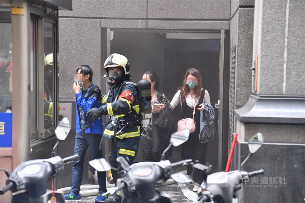 台北市中山區林森北路一棟14層樓建物發生火警26日上午驚傳火警,案發大樓1至9樓為錢櫃KTV,台北市消防局派員馳援並陸續疏散民眾。中央社記者林俊耀攝 109年4月26日