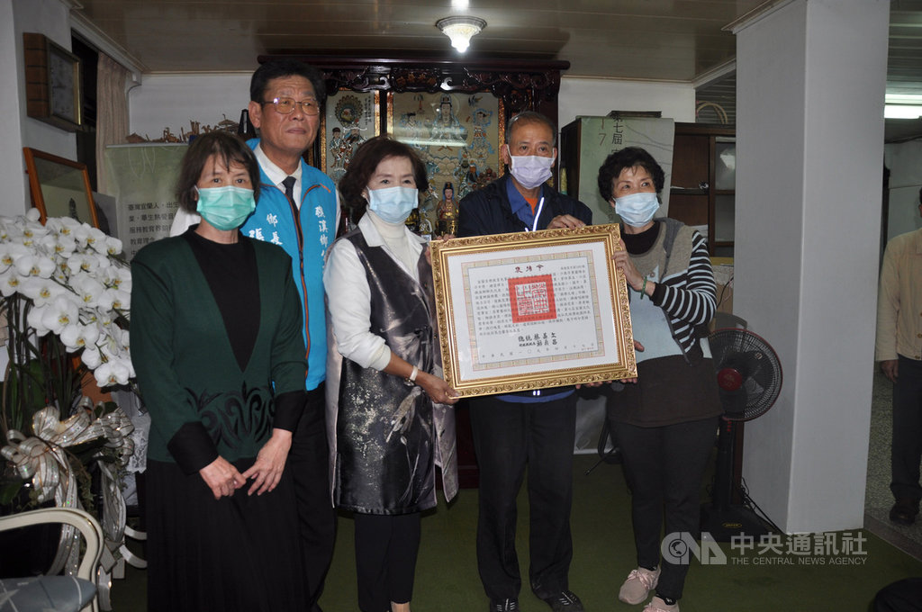 擁有宜蘭「國樂之母」盛譽的張月娥3月底逝世,宜蘭縣長林姿妙(右3)26日代為頒贈總統褒揚令,由張月娥女兒林美華(左)等家屬代表接受。中央社記者沈如峰宜蘭縣攝 109年4月26日