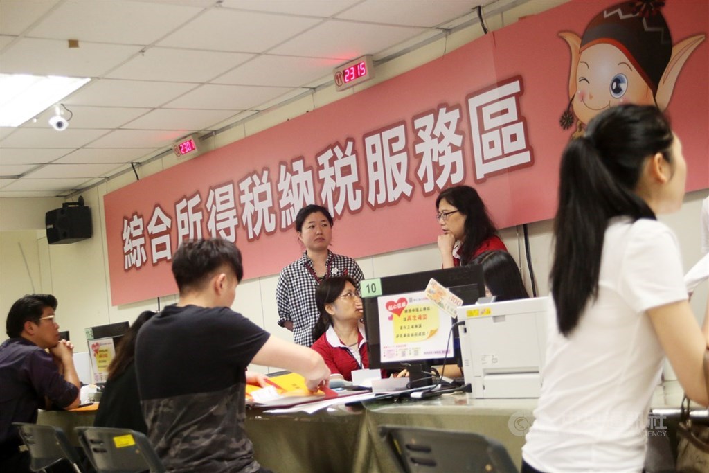 民眾申報個人綜合所得稅時,若採列舉扣除額方式申報,專家提醒,須注意要保人與被保險人有4種情況無法列舉扣除人身保險費。(中央社檔案照片)