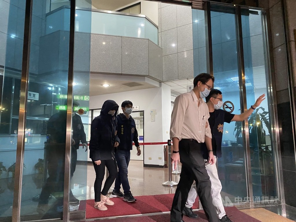 台北市錢櫃林森店火警釀多人死傷。經查起火點為5樓儲藏室,與施工處有一定距離,檢警偵訊業者和包商等17人,複訊後諭令錢櫃3名員工分別以新台幣25萬元交保。中央社記者黃麗芸攝 109年4月27日