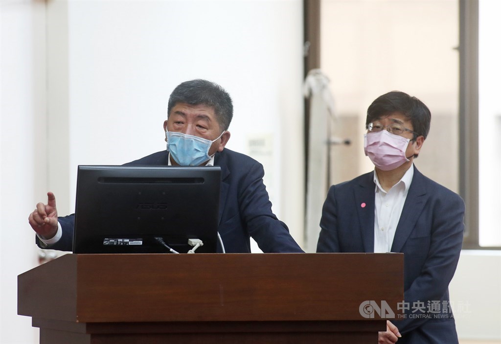 立法院財政委員會27日邀請行政院及相關部會首長,就「嚴重特殊傳染性肺炎防治及紓困振興特別條例施行執行情形」進行專題報告,衛福部長陳時中(左)、疾管署長周志浩(右)出席備詢。中央社記者裴禛攝 109年4月27日
