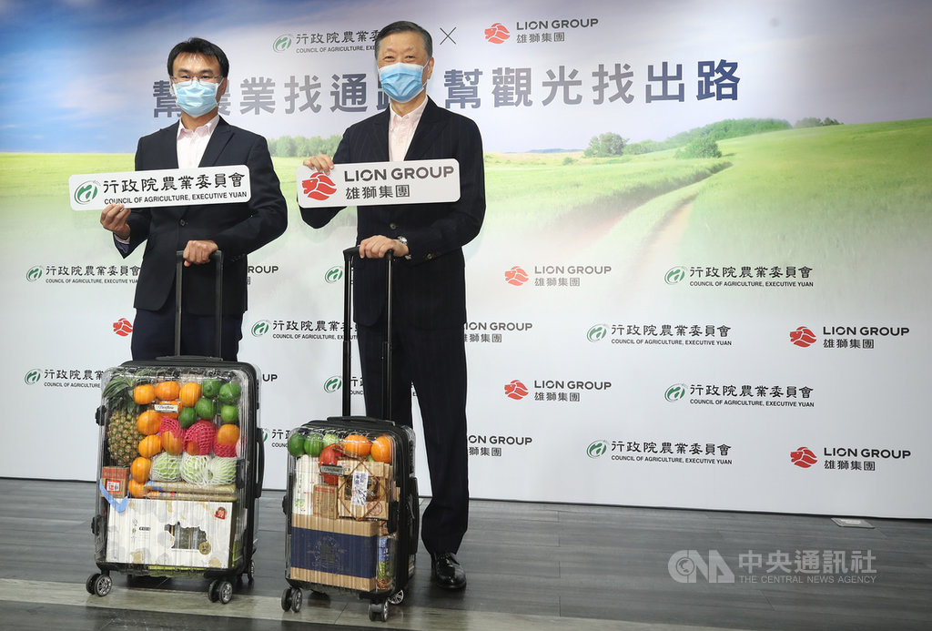 雄獅集團與農委會27日在台北舉行「為農業找通路,為觀光找出路」聯合推廣記者會,雄獅集團董事長王文傑(右)宣布,為拚營收射出「四箭」,均與農委會密切合作,包括產業振興與推廣、國民旅遊、雄獅嚴選、欣食旅等,轉攻內需市場。圖為王文傑與農委會主委陳吉仲(左)合影。中央社記者張新偉攝 109年4月27日