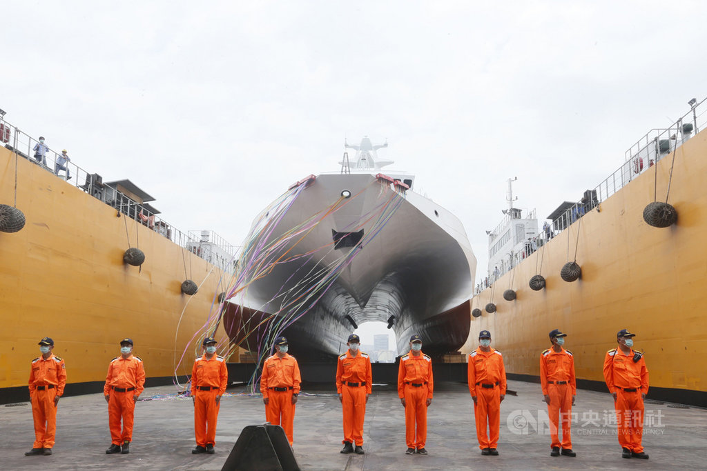 國艦國造進度超前,首艘600噸級巡防艦「安平艦」下水儀式27日在高雄旗津中信高鼎廠舉行,未來將規劃配置於南部地區機動海巡隊。中央社記者董俊志攝 109年4月27日