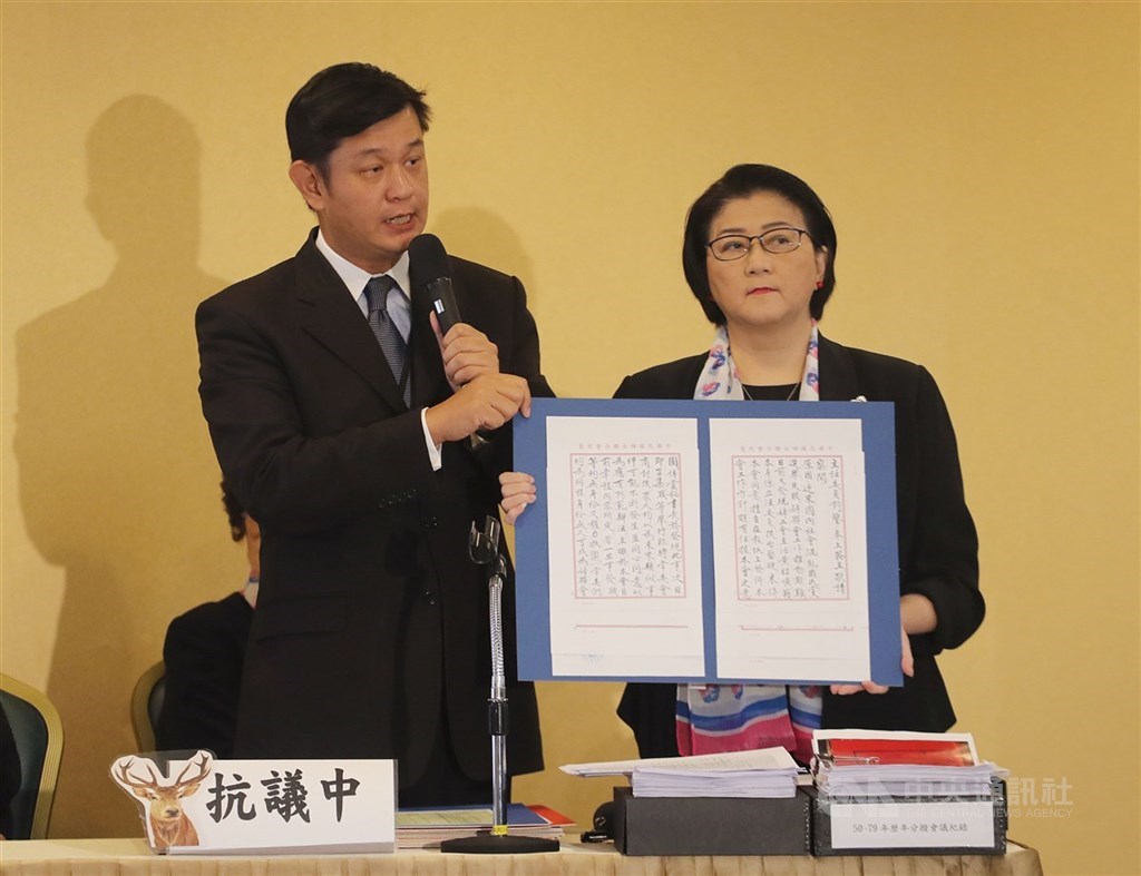 內政部27日完成婦聯會廢止立案公文。婦聯會主委雷倩(右)表示,收到公文後會依法抗爭,包括訴願、行政訴訟、釋憲都在準備中。圖為2018年雷倩出席黨產會聽證會。(中央社檔案照片)