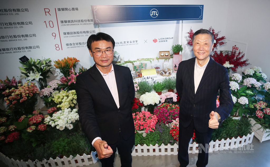 雄獅集團董事長王文傑(右)與農委會主委陳吉仲(左)27日在台北出席「為農業找通路,為觀光找出路」聯合推廣記者會,盼攜手度過疫情難關。中央社記者張新偉攝 109年4月27日